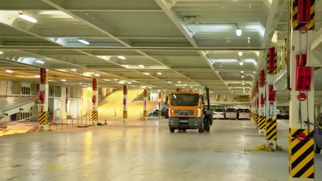 Cách đưa những cỗ xe khổng lồ lên tàu biển