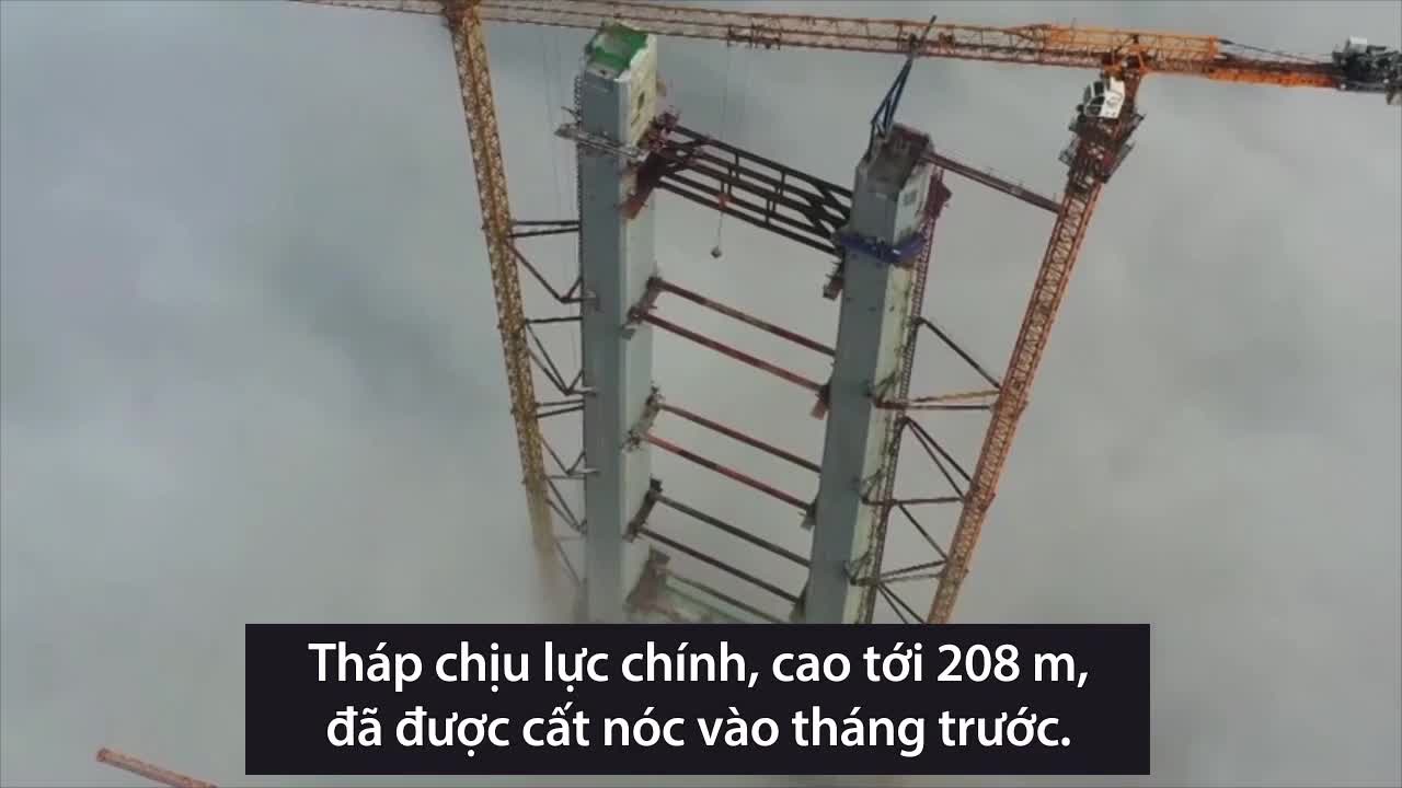 Trung Quốc xây siêu cầu treo cao 208 m trên núi