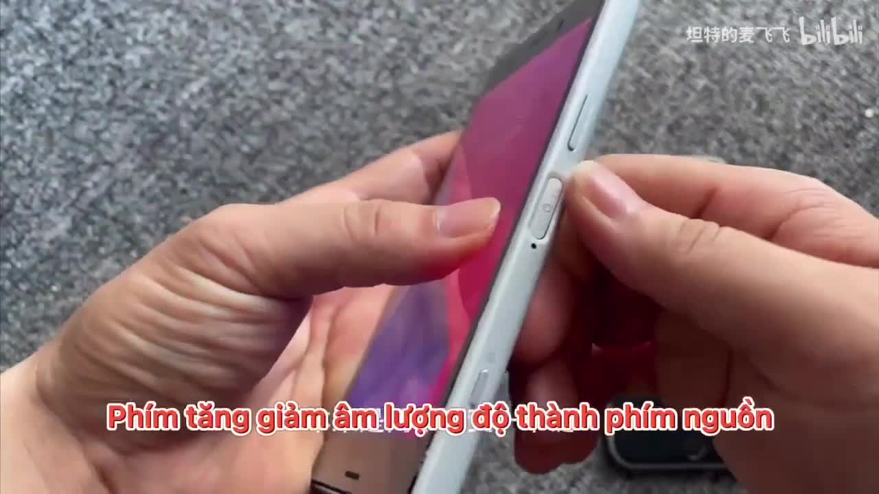 Chiếc điện thoại vỏ Sony, hệ điều hành iOS và pin Samsung
