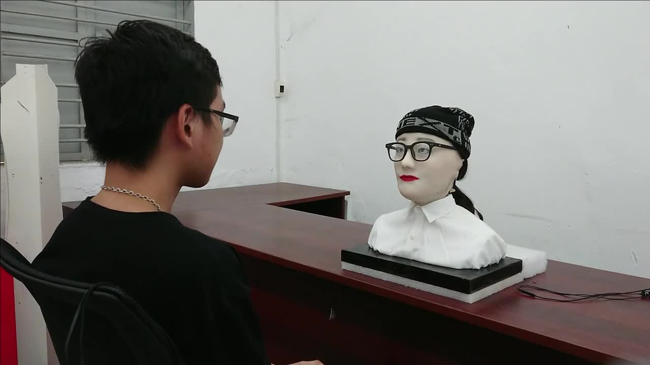 Robot Hana nói chuyện với người