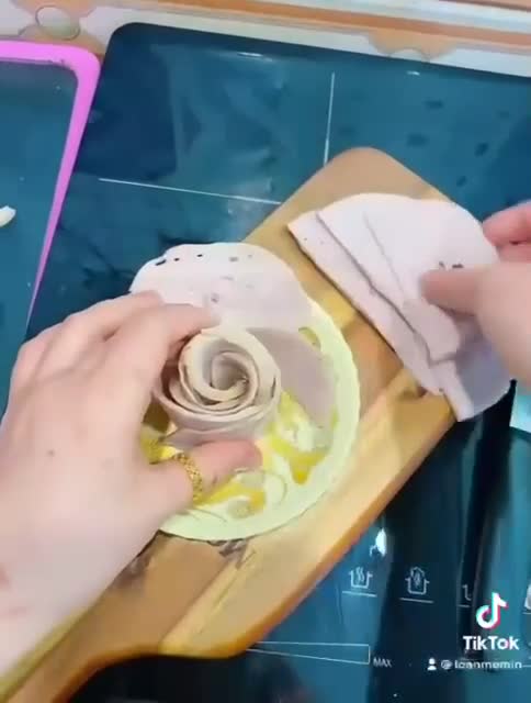Tạo hình giò lụa thành bông hoa hồng
