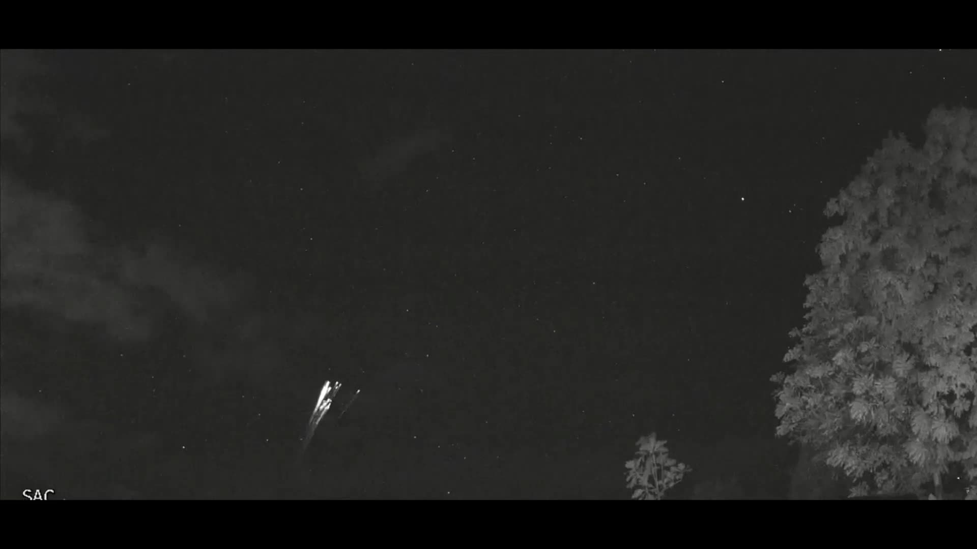 Vệ tinh Starlink cháy trên bầu trời