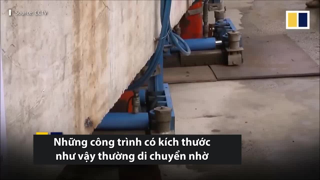 Trường học cổ nặng 7.000 tấn 'đi bộ' đến địa điểm mới