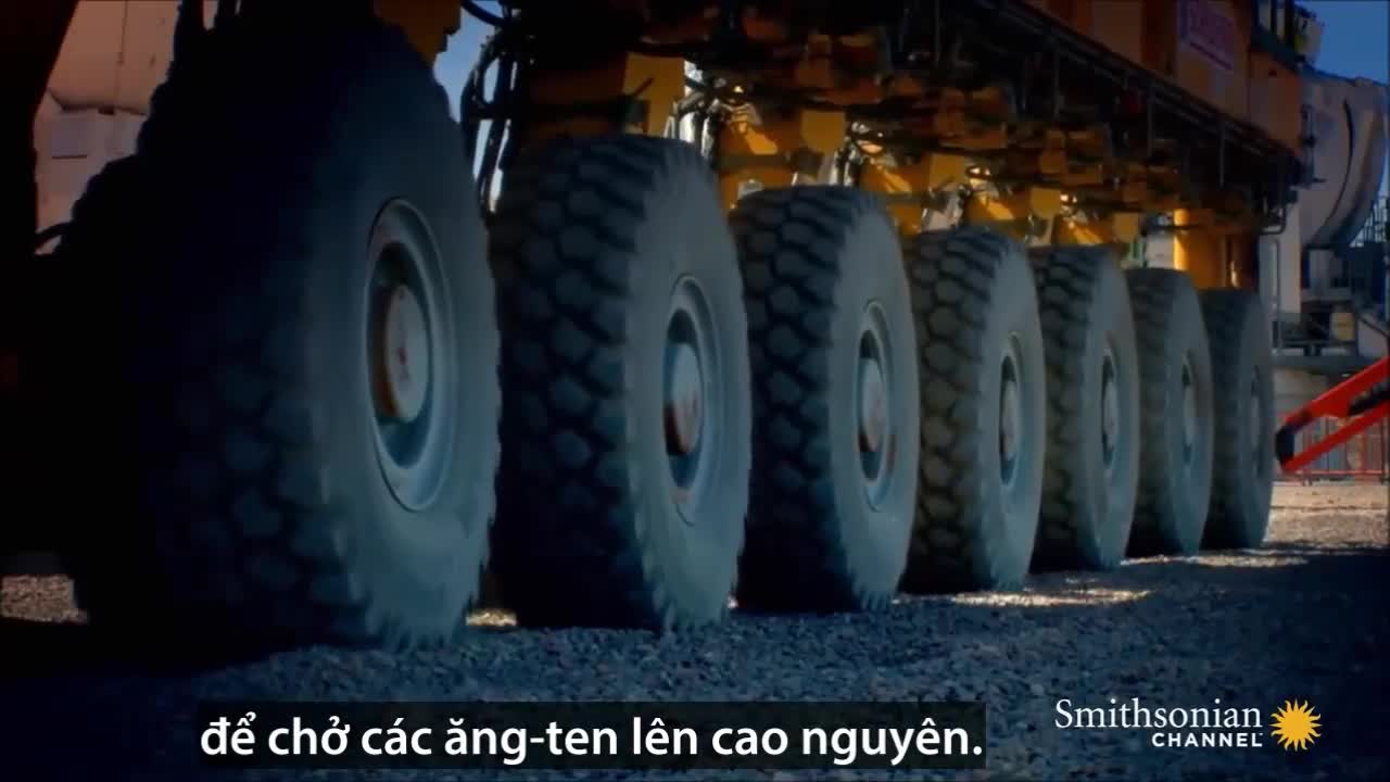 Cỗ xe 'rết' 28 bánh chở ăng ten khổng lồ cho kính viễn vọng