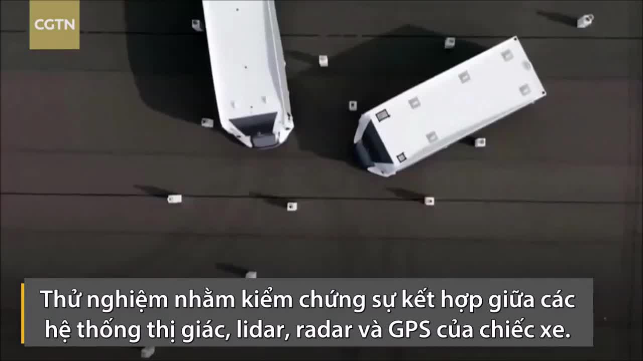 Xe tải tự lái luồn lách qua 'mê cung' bình sứ