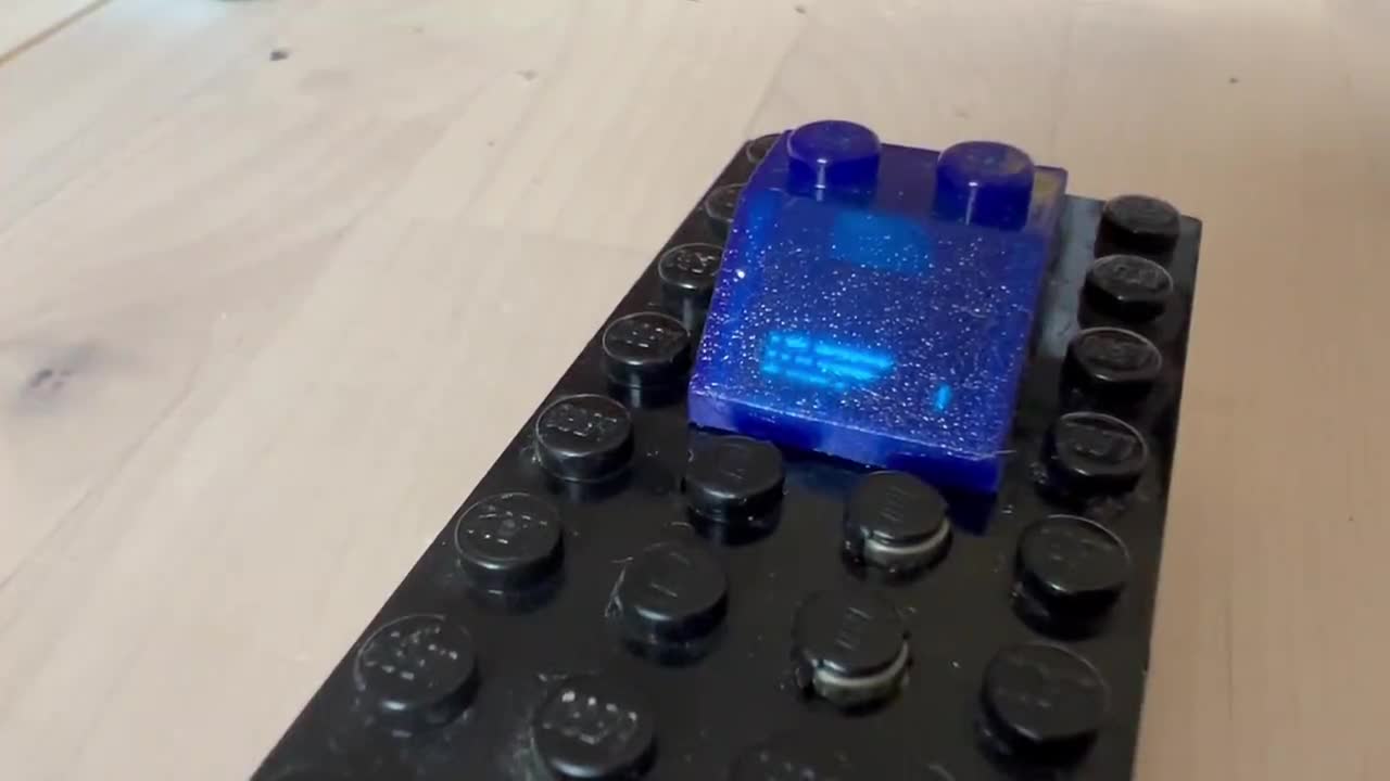 Máy tính hình viên gạch Lego có cả màn hình OLED