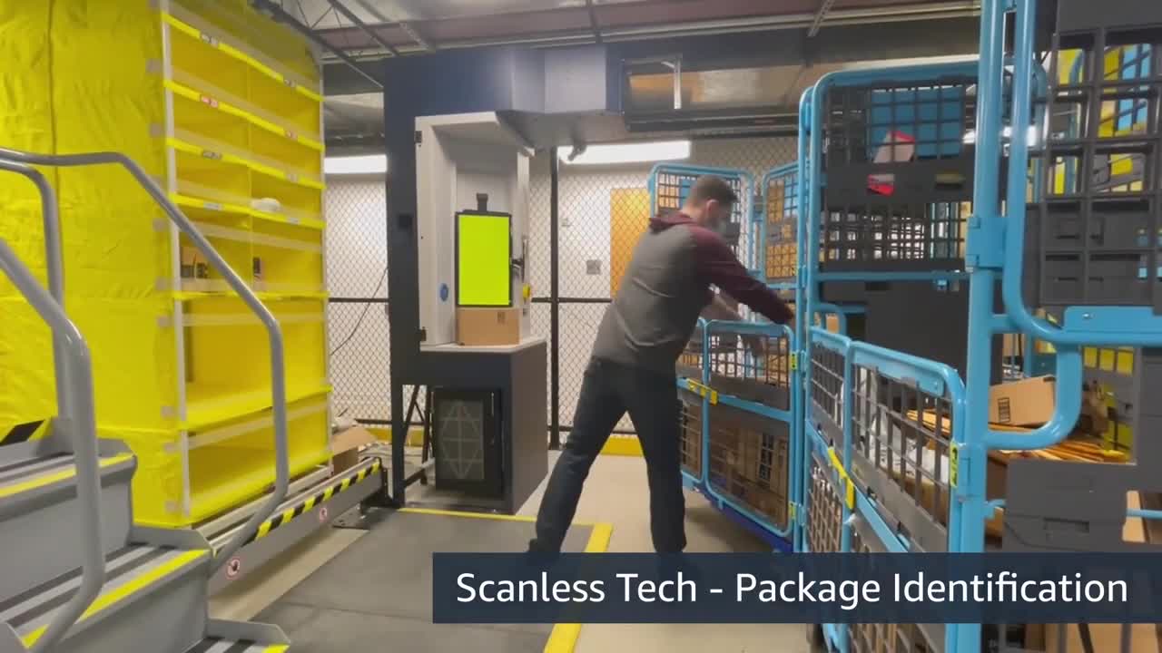 Công nhân Amazon xếp hàng vào các ngăn mà không cần quá trình quét phức tạp