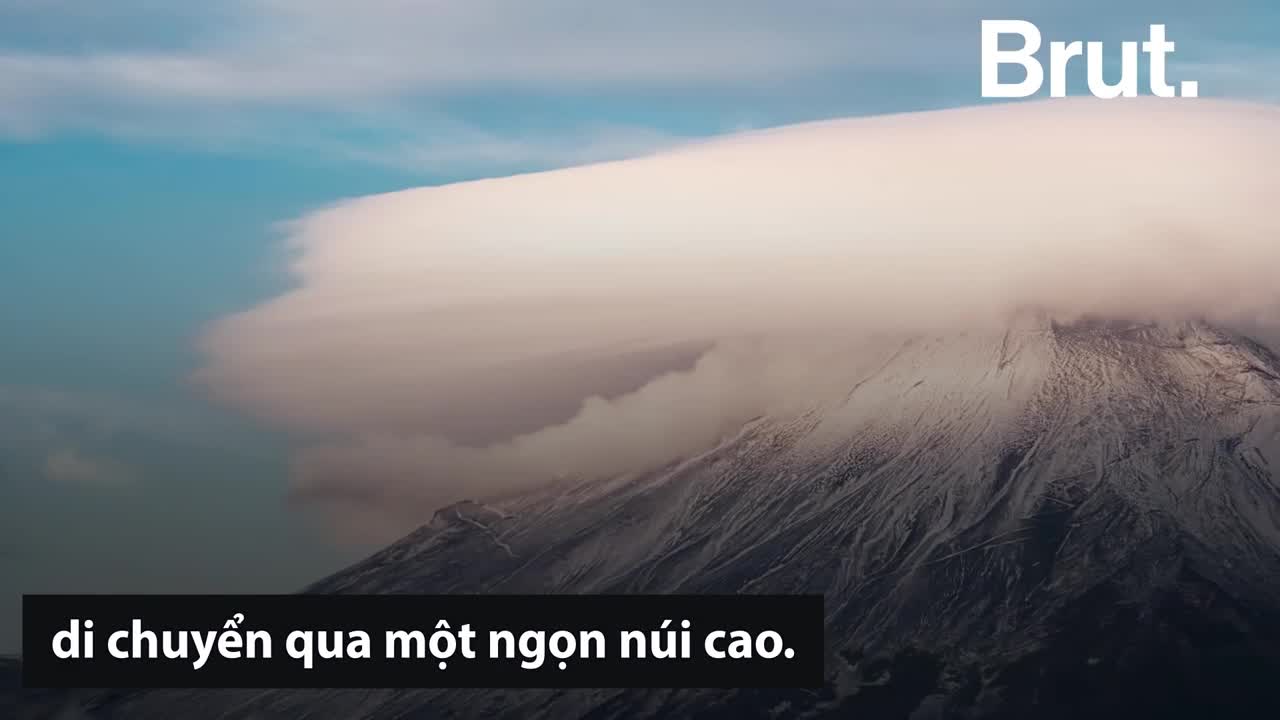 Đám mây lơ lửng trên núi giống đĩa bay