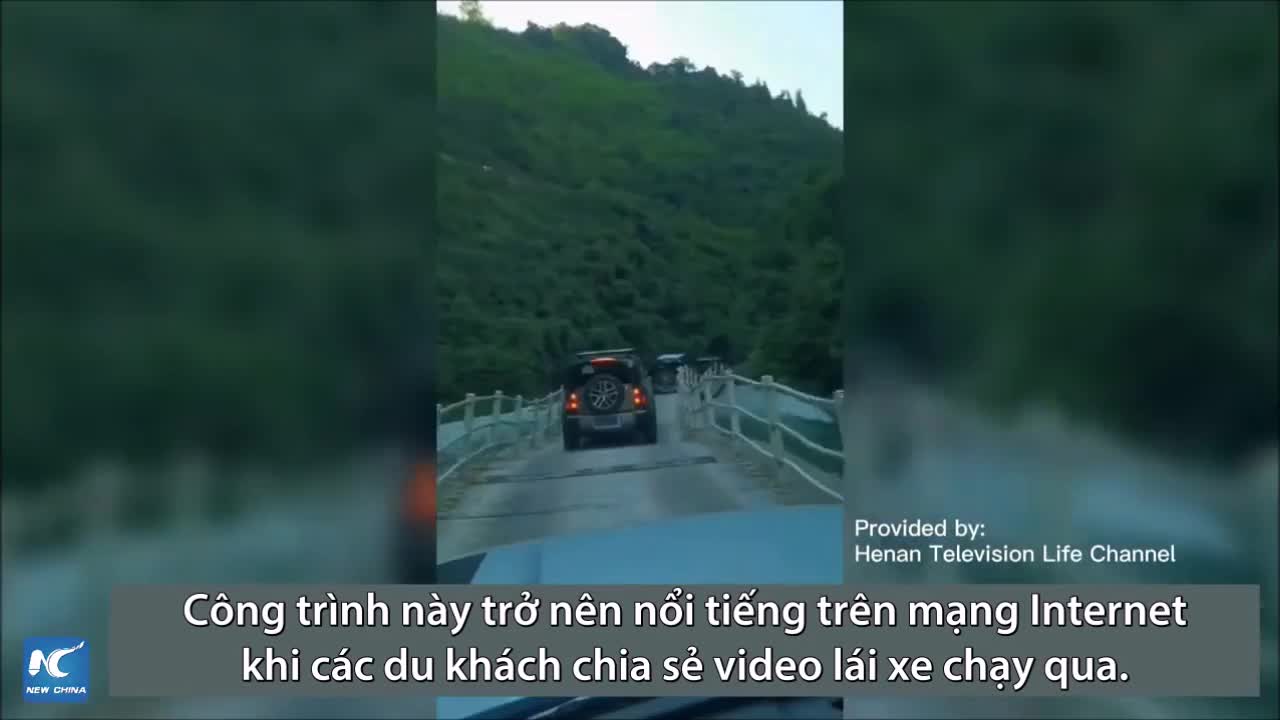 Con đường nổi uốn lượn chịu được sức nặng 10.000 người