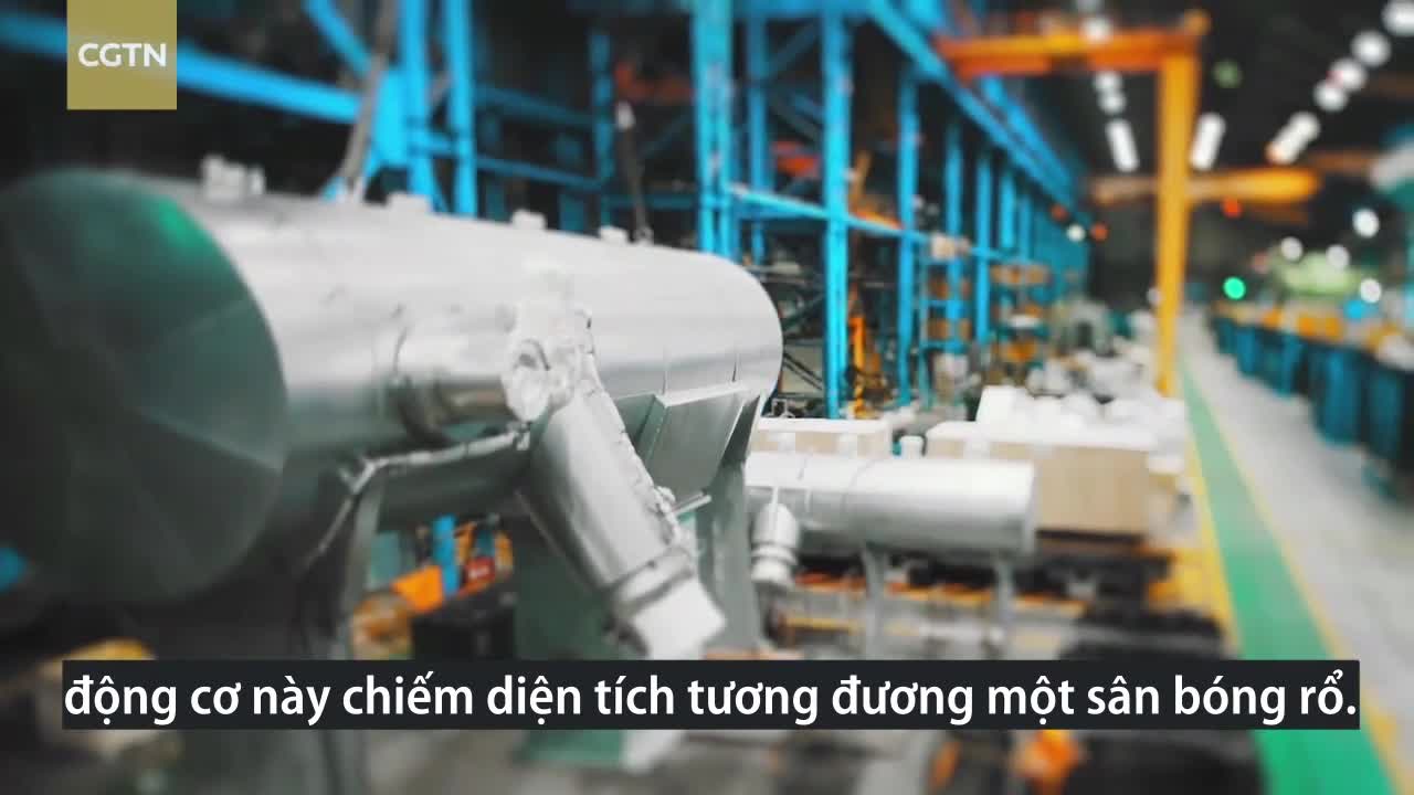 Siêu động cơ nặng 2.140 tấn của tàu chở hàng