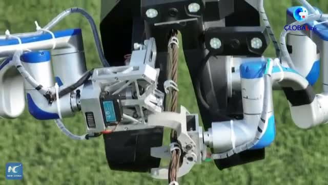 Robot leo dây sửa đường điện cao thế ở Trung Quốc