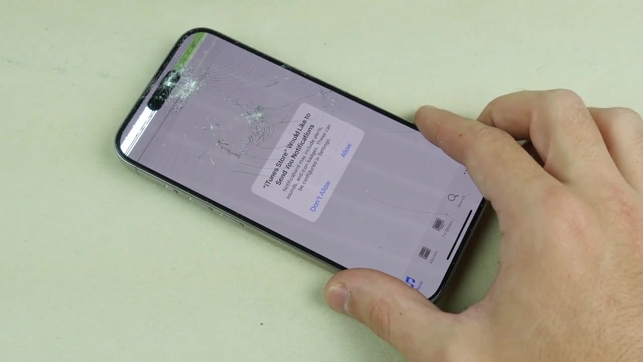 'Tra tấn' iPhone 15 Pro bằng dao, búa và bật lửa
