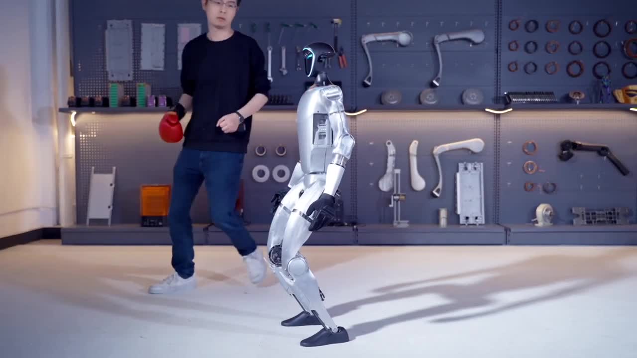 Robot hình người Unitree G1 trổ tài múa gậy, nấu nướng, đạp không ngã