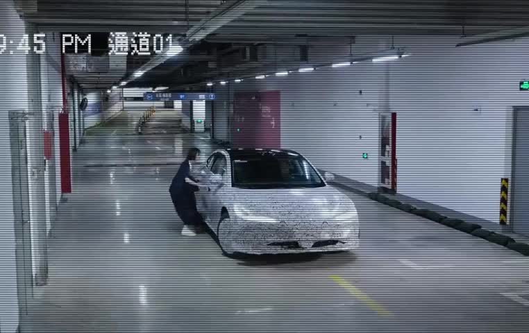 Ôtô bò ngang như cua vào chỗ đỗ